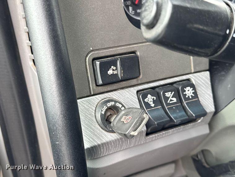 image for item ER0341 2015 Kenworth T680 semi truck