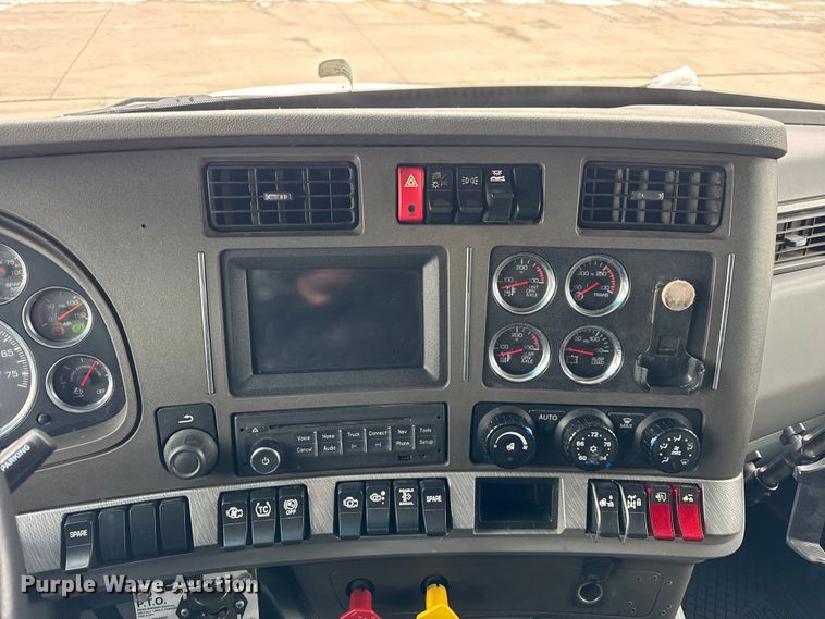 image for item ER0341 2015 Kenworth T680 semi truck