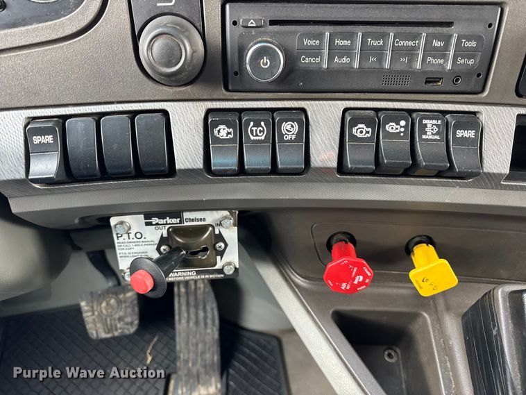 image for item ER0341 2015 Kenworth T680 semi truck