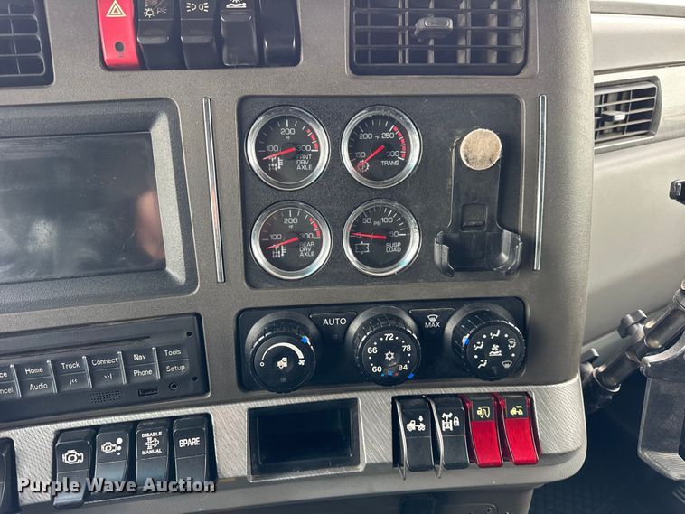 image for item ER0341 2015 Kenworth T680 semi truck