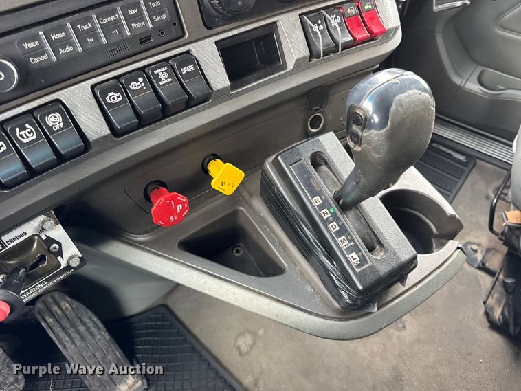 image for item ER0341 2015 Kenworth T680 semi truck