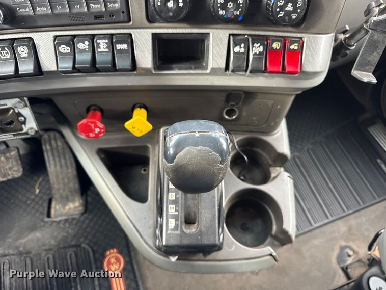 image for item ER0341 2015 Kenworth T680 semi truck
