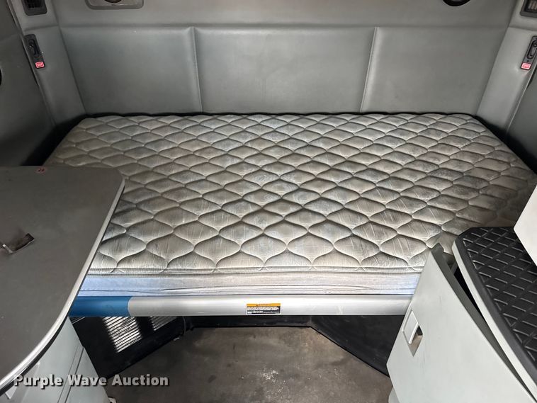 image for item ER0341 2015 Kenworth T680 semi truck