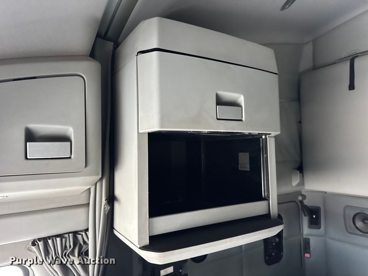 image for item ER0341 2015 Kenworth T680 semi truck