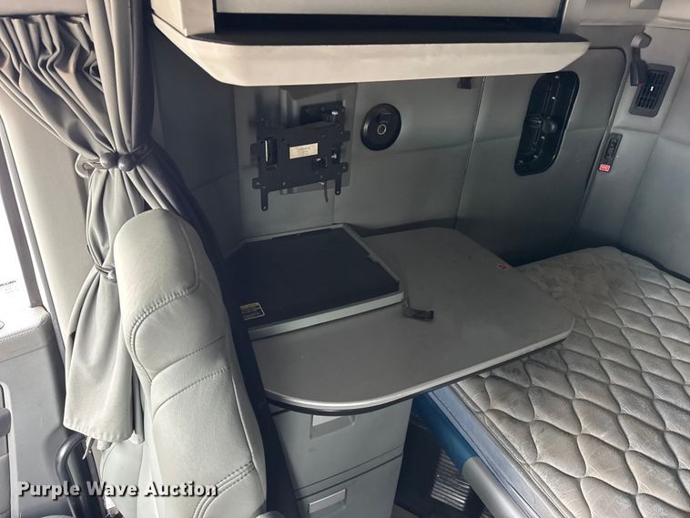 image for item ER0341 2015 Kenworth T680 semi truck