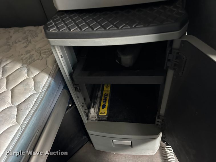 image for item ER0341 2015 Kenworth T680 semi truck