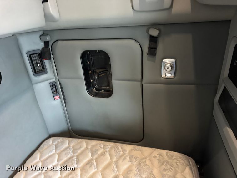 image for item ER0341 2015 Kenworth T680 semi truck