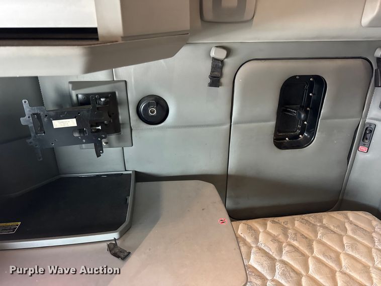 image for item ER0341 2015 Kenworth T680 semi truck