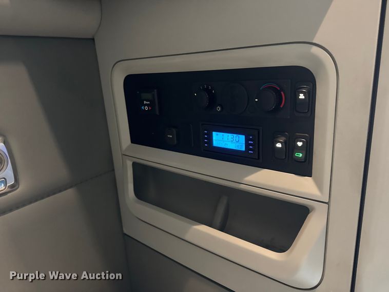 image for item ER0341 2015 Kenworth T680 semi truck