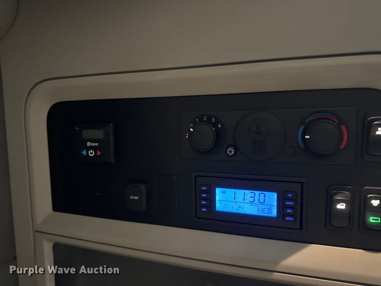 image for item ER0341 2015 Kenworth T680 semi truck