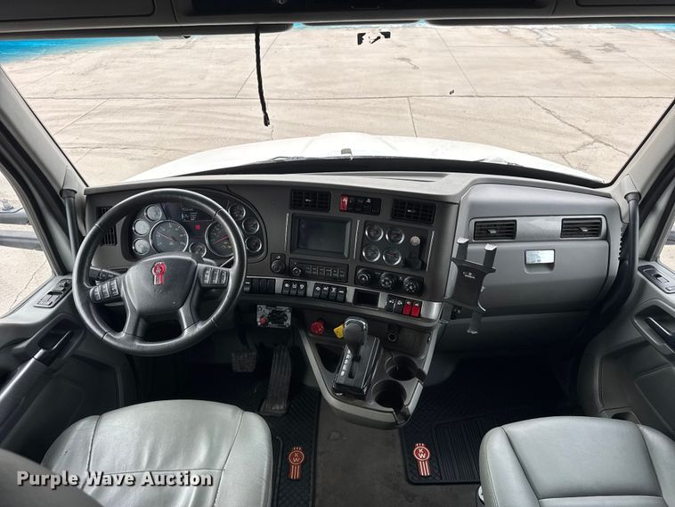 image for item ER0341 2015 Kenworth T680 semi truck