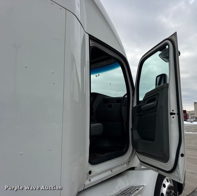 image for item ER0341 2015 Kenworth T680 semi truck