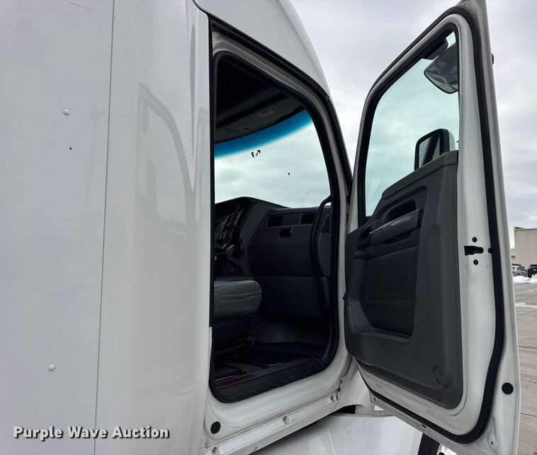 image for item ER0341 2015 Kenworth T680 semi truck