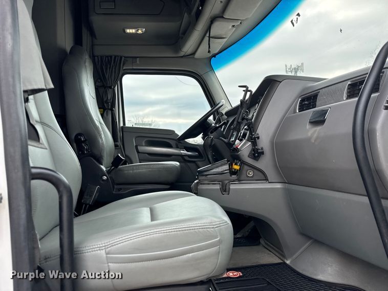 image for item ER0341 2015 Kenworth T680 semi truck