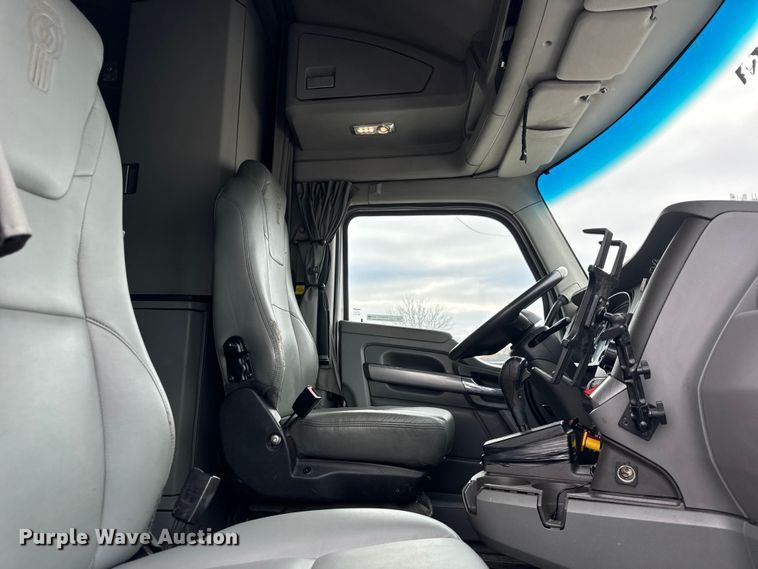 image for item ER0341 2015 Kenworth T680 semi truck