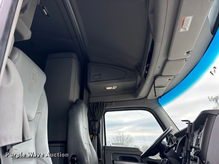 image for item ER0341 2015 Kenworth T680 semi truck