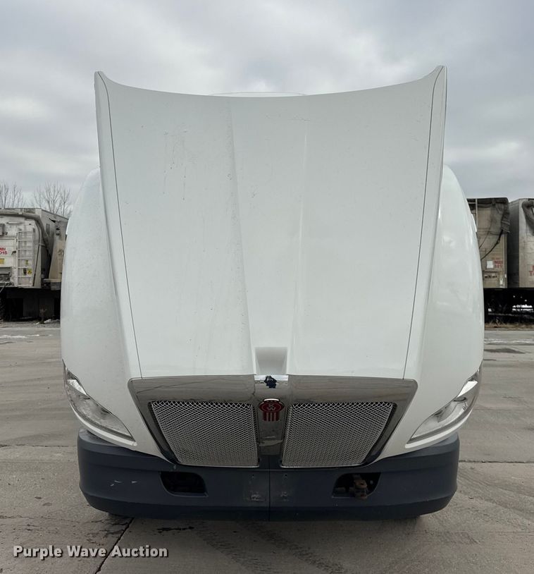 image for item ER0341 2015 Kenworth T680 semi truck