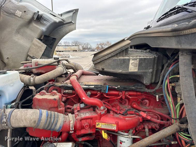 image for item ER0341 2015 Kenworth T680 semi truck