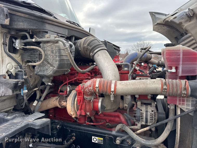 image for item ER0341 2015 Kenworth T680 semi truck