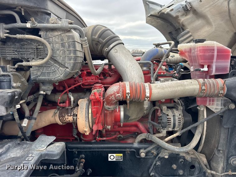 image for item ER0341 2015 Kenworth T680 semi truck