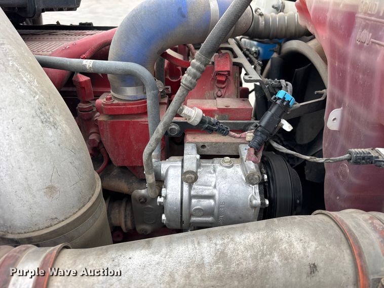 image for item ER0341 2015 Kenworth T680 semi truck