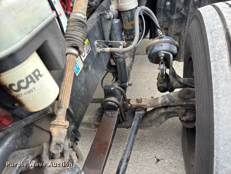 image for item ER0341 2015 Kenworth T680 semi truck