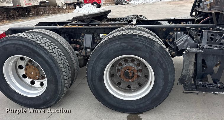 image for item ER0341 2015 Kenworth T680 semi truck