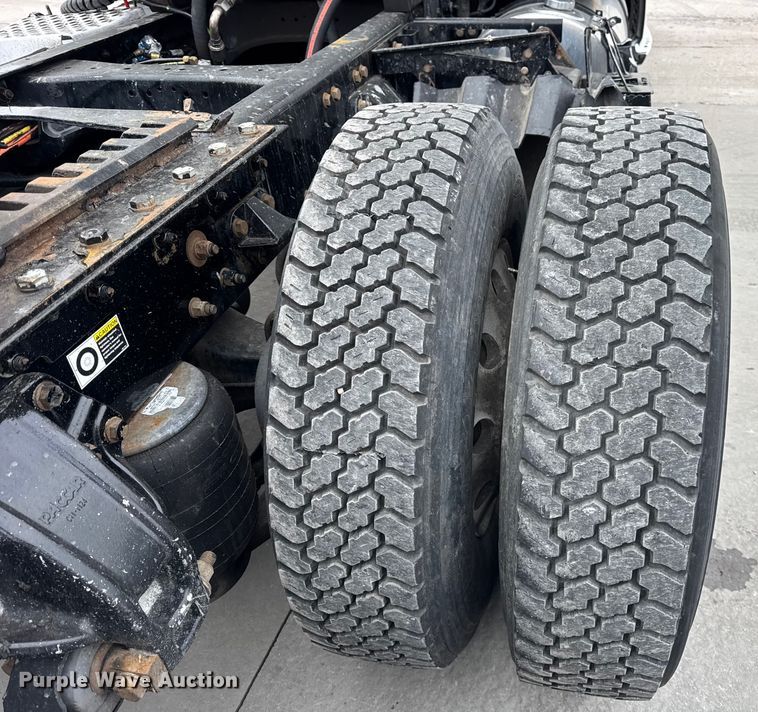 image for item ER0341 2015 Kenworth T680 semi truck