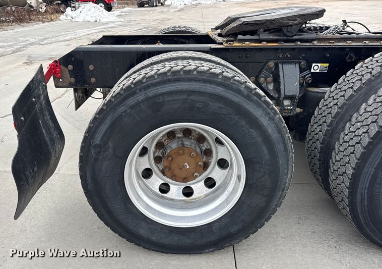 image for item ER0341 2015 Kenworth T680 semi truck