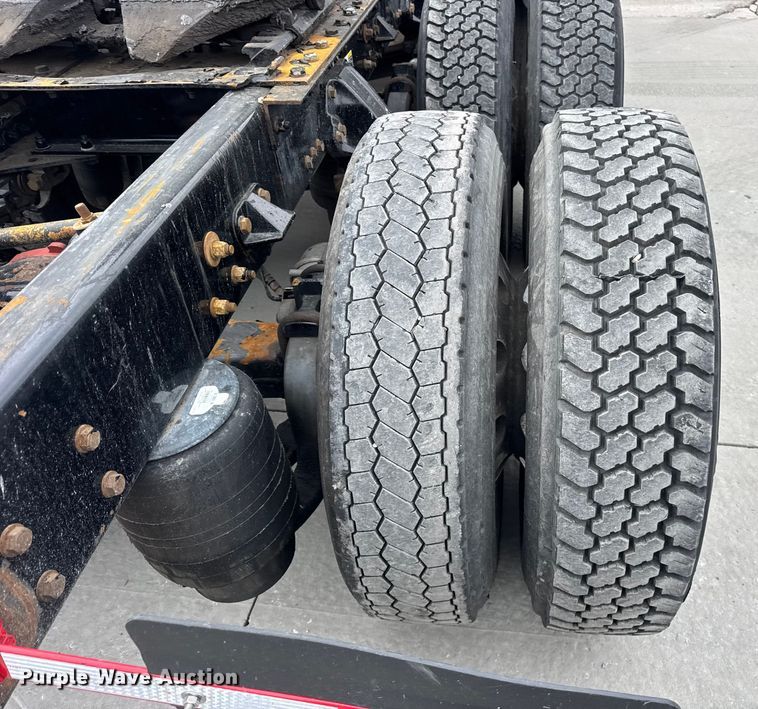 image for item ER0341 2015 Kenworth T680 semi truck