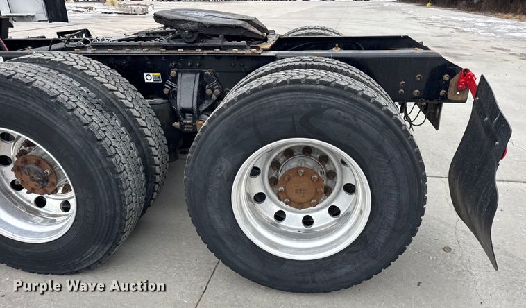 image for item ER0341 2015 Kenworth T680 semi truck