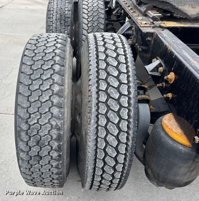 image for item ER0341 2015 Kenworth T680 semi truck