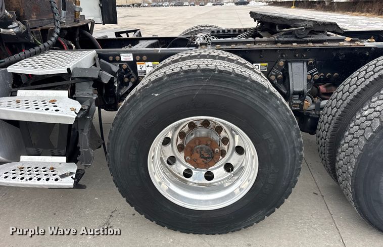 image for item ER0341 2015 Kenworth T680 semi truck