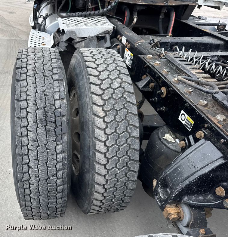 image for item ER0341 2015 Kenworth T680 semi truck