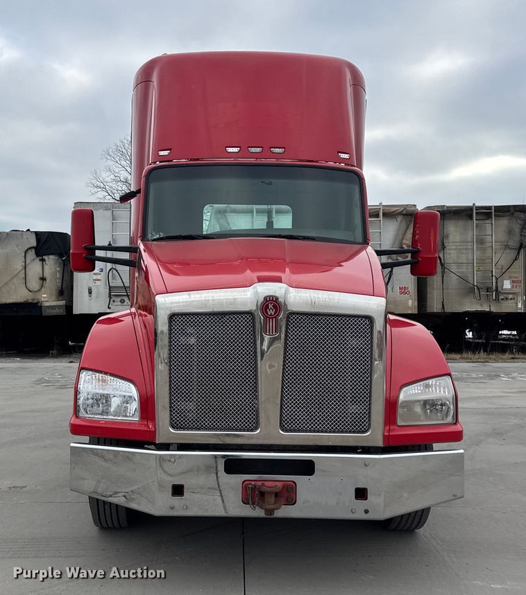 image for item ER0342 2016 Kenworth T880 semi truck