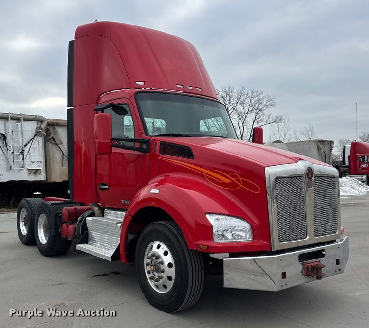 image for item ER0342 2016 Kenworth T880 semi truck