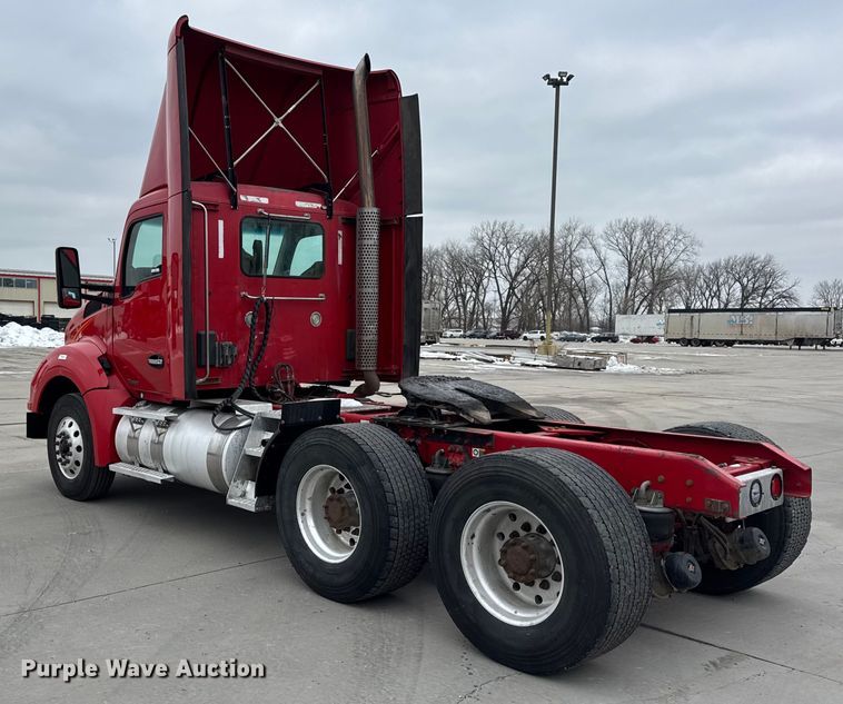 image for item ER0342 2016 Kenworth T880 semi truck