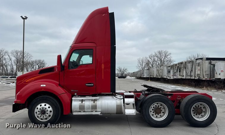 image for item ER0342 2016 Kenworth T880 semi truck