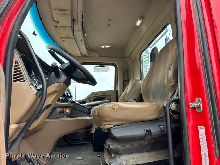 image for item ER0342 2016 Kenworth T880 semi truck