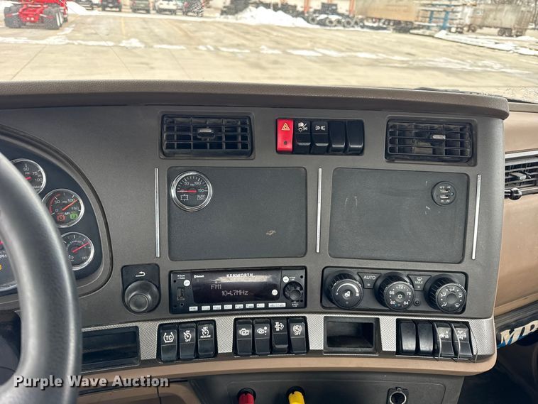 image for item ER0342 2016 Kenworth T880 semi truck