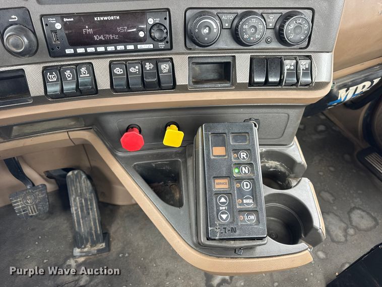 image for item ER0342 2016 Kenworth T880 semi truck