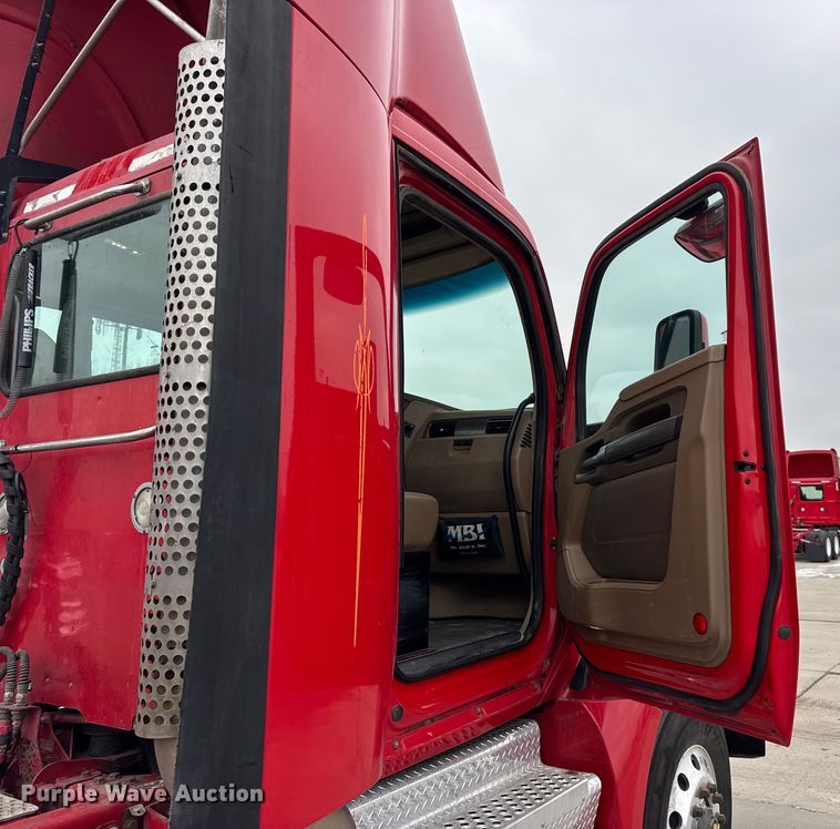 image for item ER0342 2016 Kenworth T880 semi truck