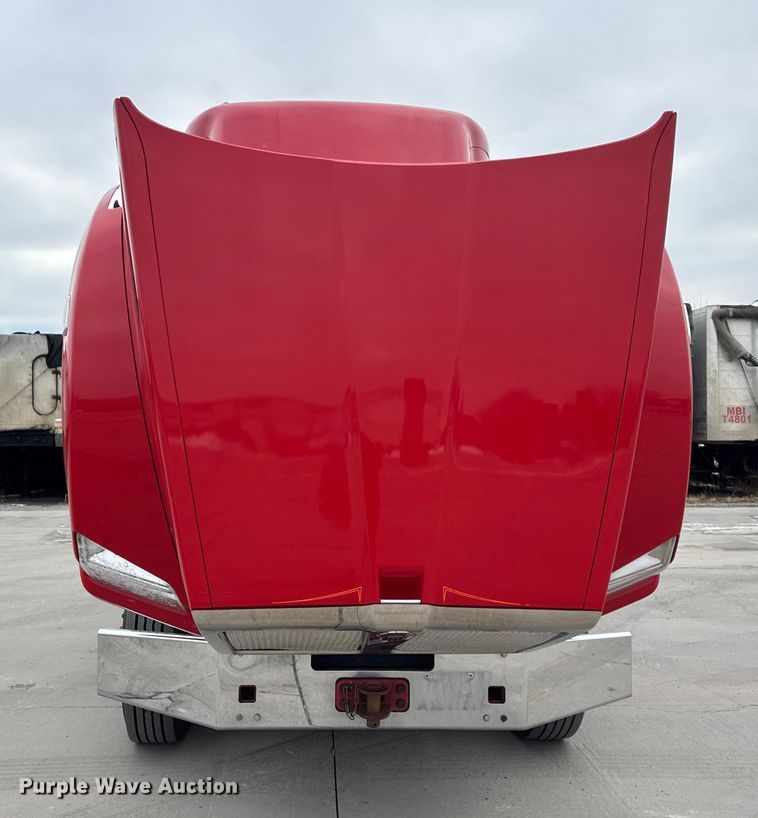 image for item ER0342 2016 Kenworth T880 semi truck