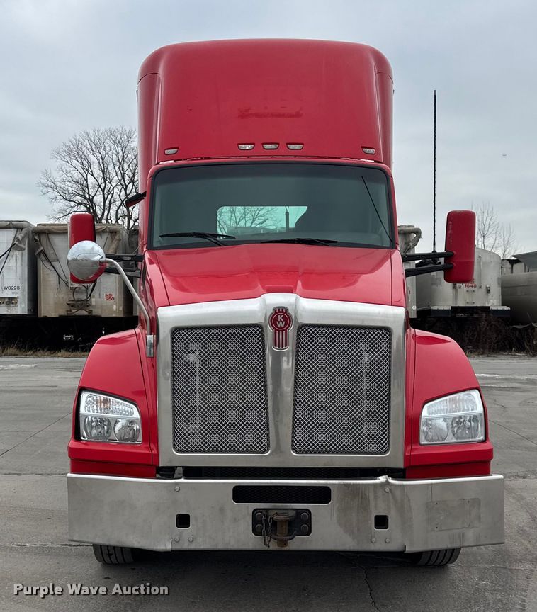 image for item ER0343 2017 Kenworth T880 semi truck