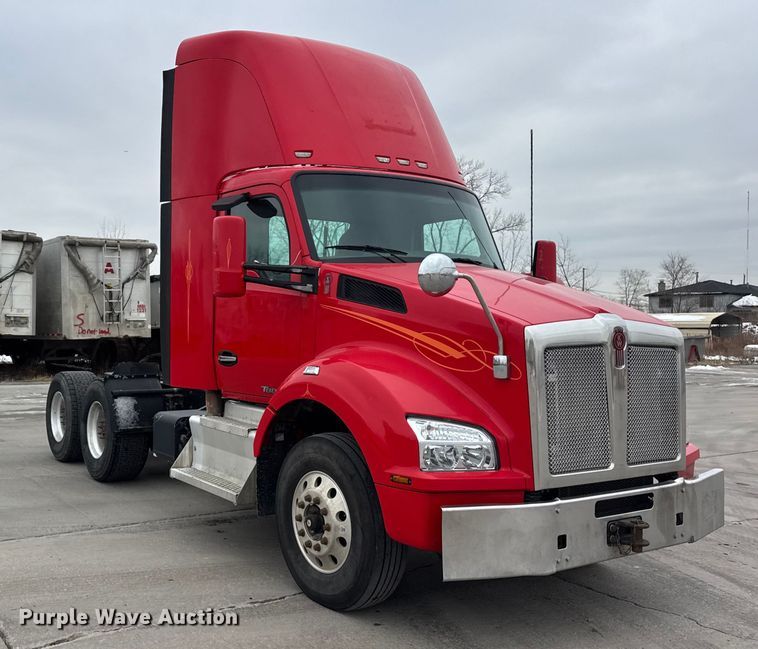image for item ER0343 2017 Kenworth T880 semi truck