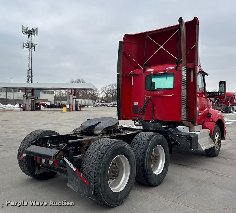 image for item ER0343 2017 Kenworth T880 semi truck