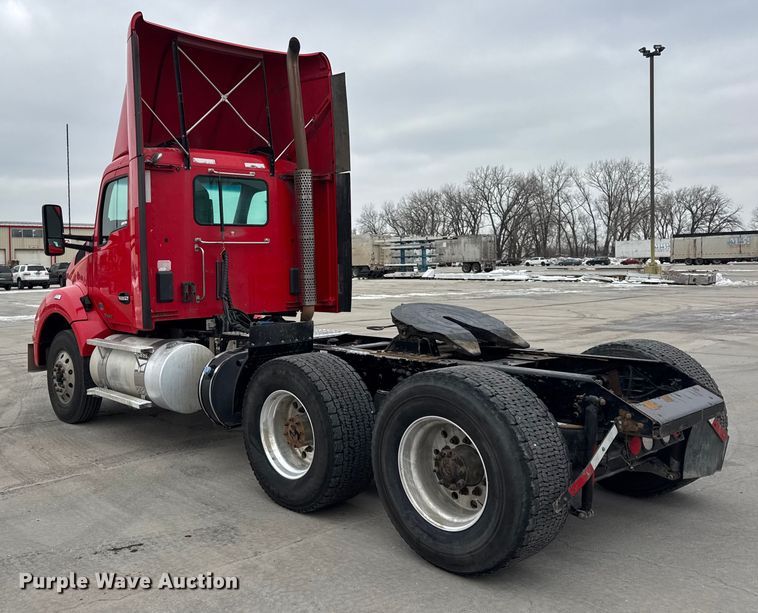 image for item ER0343 2017 Kenworth T880 semi truck