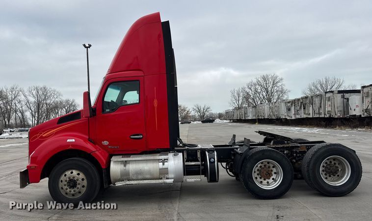 image for item ER0343 2017 Kenworth T880 semi truck