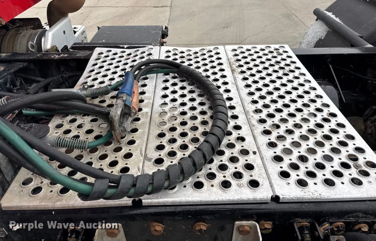 image for item ER0343 2017 Kenworth T880 semi truck