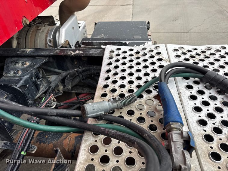 image for item ER0343 2017 Kenworth T880 semi truck